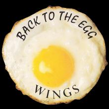 1979 06 08  WINGS FUN CLUB - CLUB SANDWICH - BACK TO THE EGG -BROOCH - pic 1