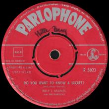 BILLY J. KRAMER WITH THE DAKOTAS - DO YOU WANT TO KNOW A SECRET ⁄ I'LL BE ON MY WAY - R 5023 - NORWAY - pic 1